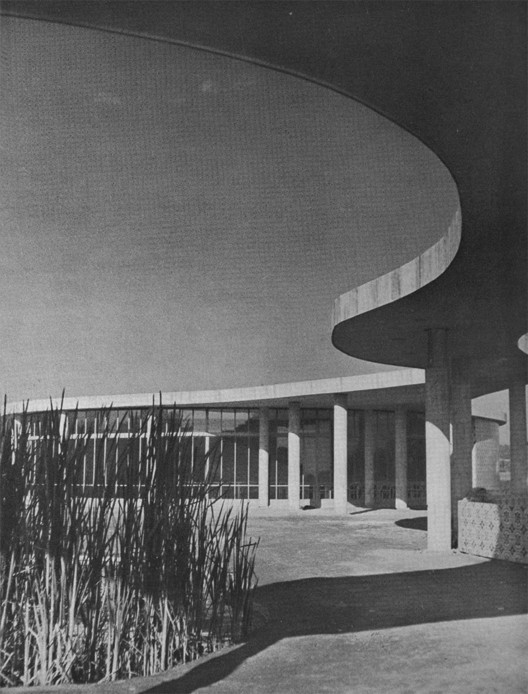 Ilha-restaurante da Pampulha. Projeto de Oscar Niemeyer. 1942. Image © G. E. Kidder Smith, retiradas do catálogo Brazil builds : architecture new and old, 1652-1942