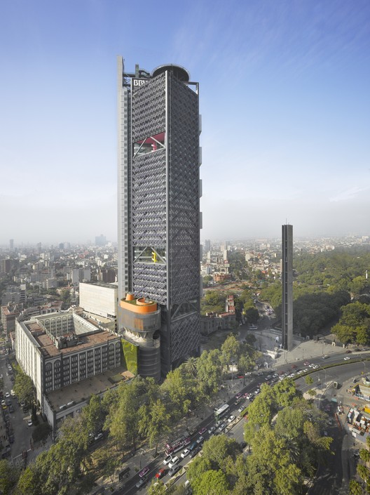 BBVA Bancomer Tower / LEGORRETA + LEGORRETA + Rogers Stirk Harbour + Partners © Roland Halbe