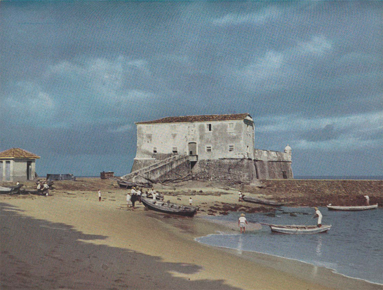 Forte de Santa Maria, Salvador - Bahia, 1696. Image © G. E. Kidder Smith, retiradas do catálogo Brazil builds : architecture new and old, 1652-1942